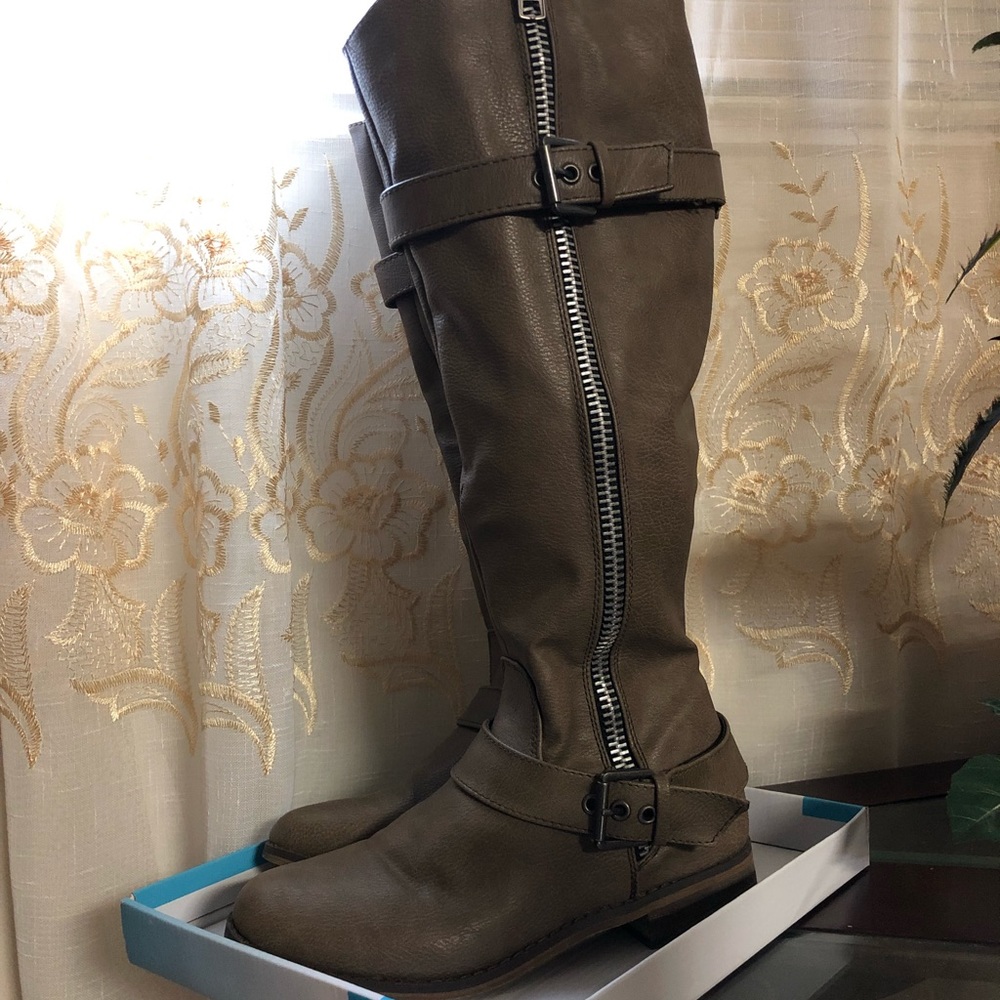 Super cute boots. Perfect for fall! Size 6.